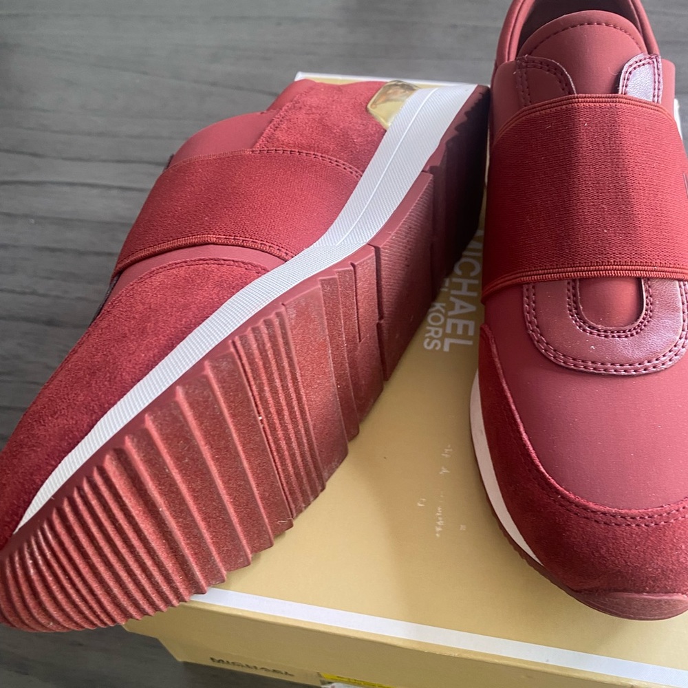 Michael Kors burgundy w/Gold Size 8